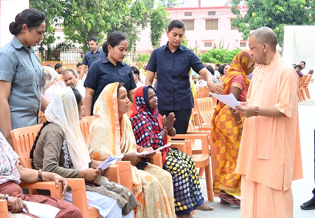 गाेरखपुर में जनसुनवाई करते मुख्यमंत्री योगी