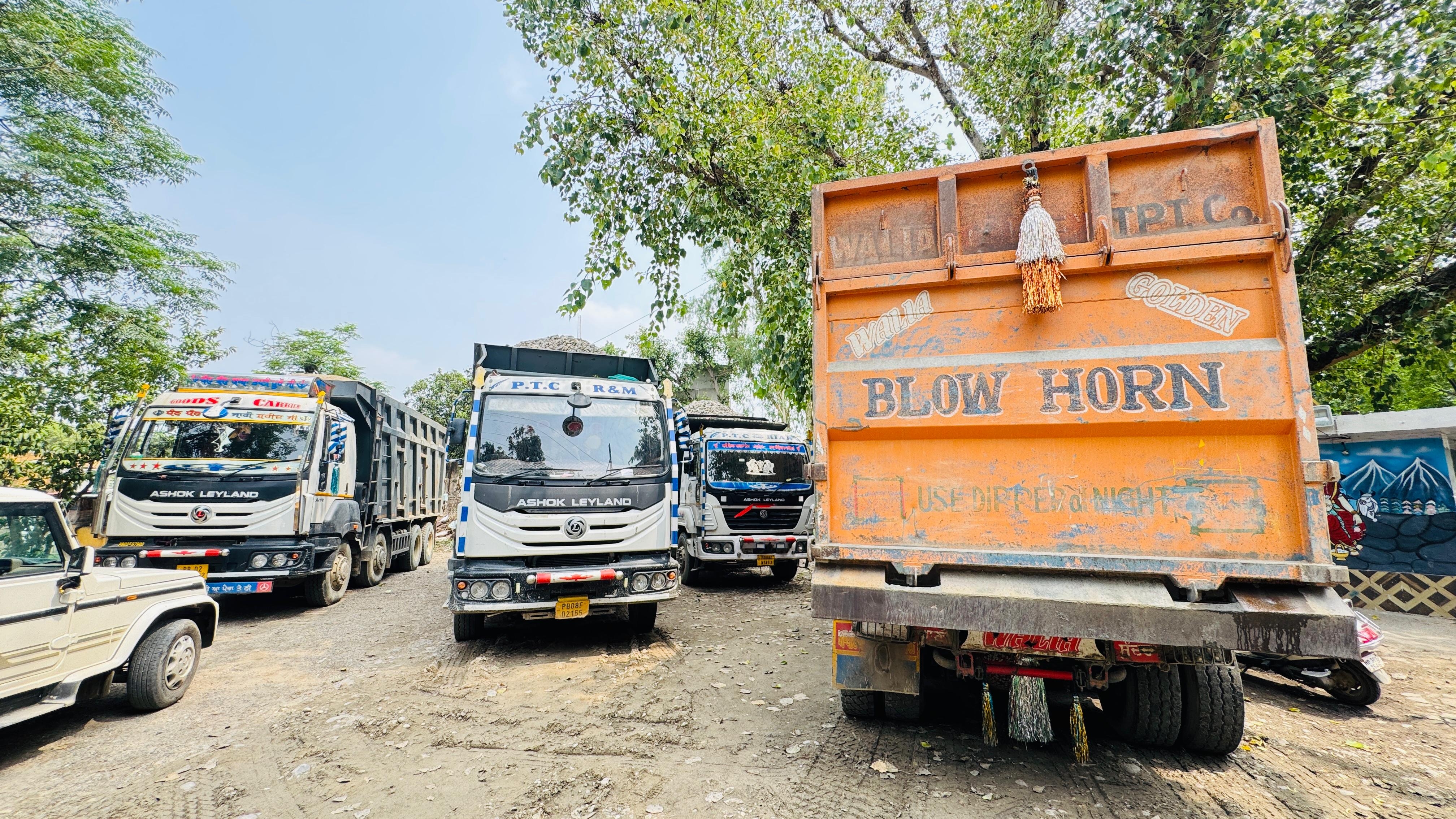 अवैध खनन में पकड़े गए ट्रक। अवैध खनन में पकड़े गए ट्रक।