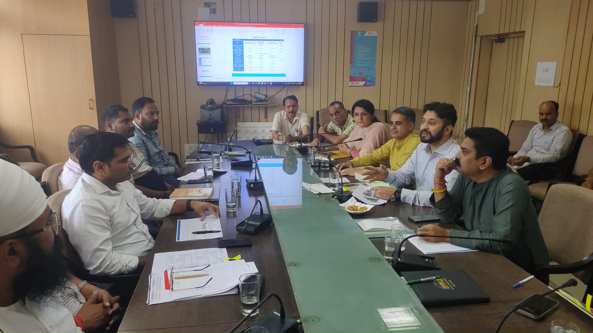 उच्चमार्ग के कार्यों की प्रगति की समीक्षा बैठक की अध्यक्षता करते हुए उपायुक्त। उच्चमार्ग के कार्यों की प्रगति की समीक्षा बैठक की अध्यक्षता करते हुए उपायुक्त।