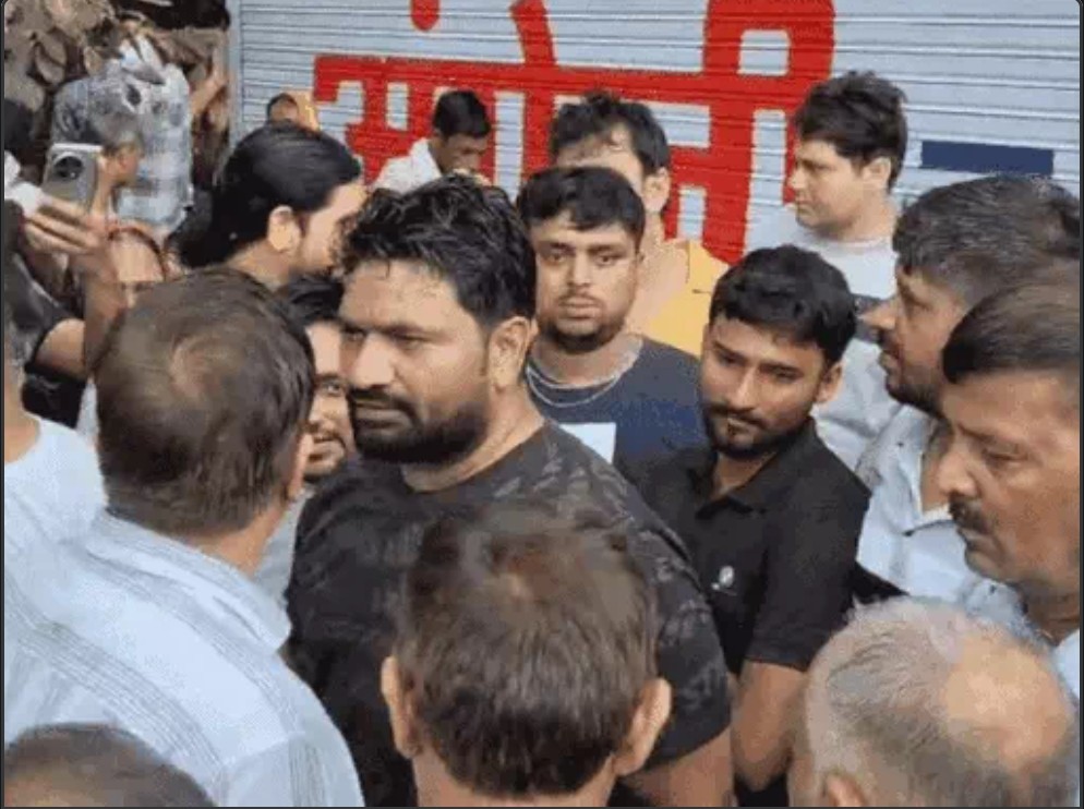 राजनगर, आजाद नगर में खुले शराब ठेके का विरोध करते कॉलोनी वासी राजनगर, आजाद नगर में खुले शराब ठेके का विरोध करते कॉलोनी वासी