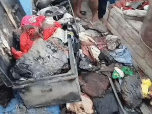 गैसर सिलेंडर फटने से लगी आग में जला घर का सामान गैसर सिलेंडर फटने से लगी आग में जला घर का सामान