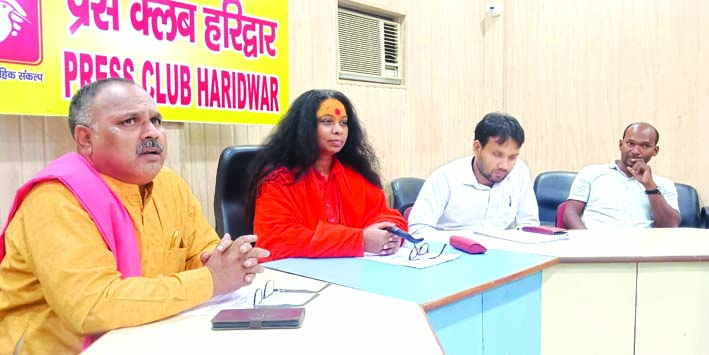 पत्रकारों से वार्ता करते हुए पत्रकारों से वार्ता करते हुए