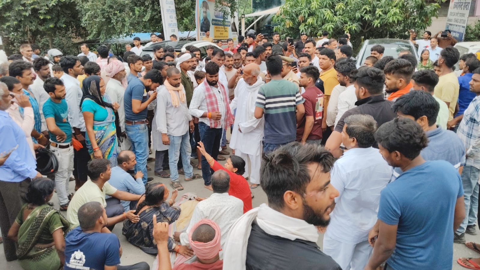 अस्पताल के सामने सड़क पर शव रकर प्रदर्शन करते लोग 1 अस्पताल के सामने सड़क पर शव रकर प्रदर्शन करते लोग 1