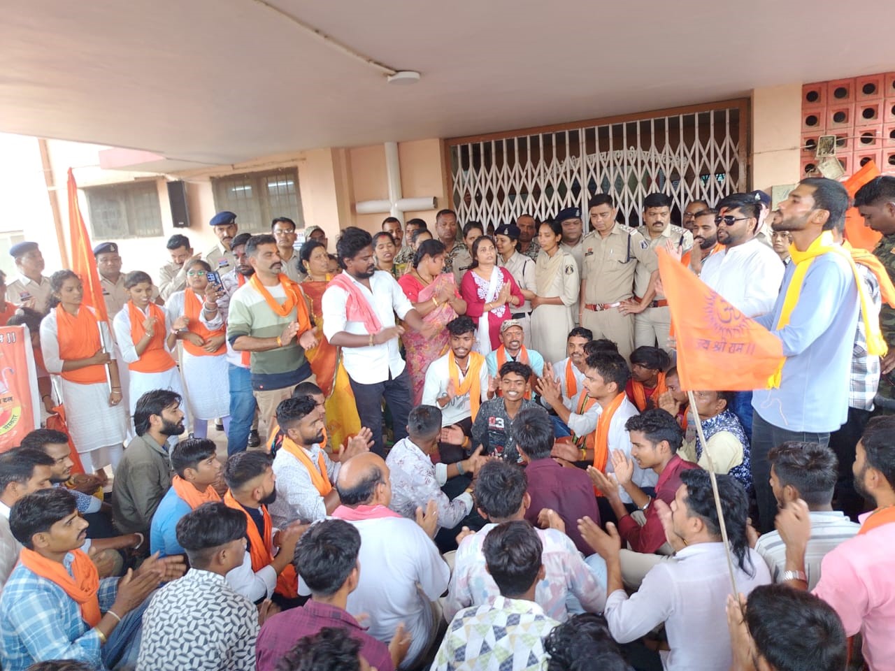 अस्पताल के गेट पर हनुमान चालीसा का पाठ करते हुए बजरंग दल के कार्यकर्ता। अस्पताल के गेट पर हनुमान चालीसा का पाठ करते हुए बजरंग दल के कार्यकर्ता।