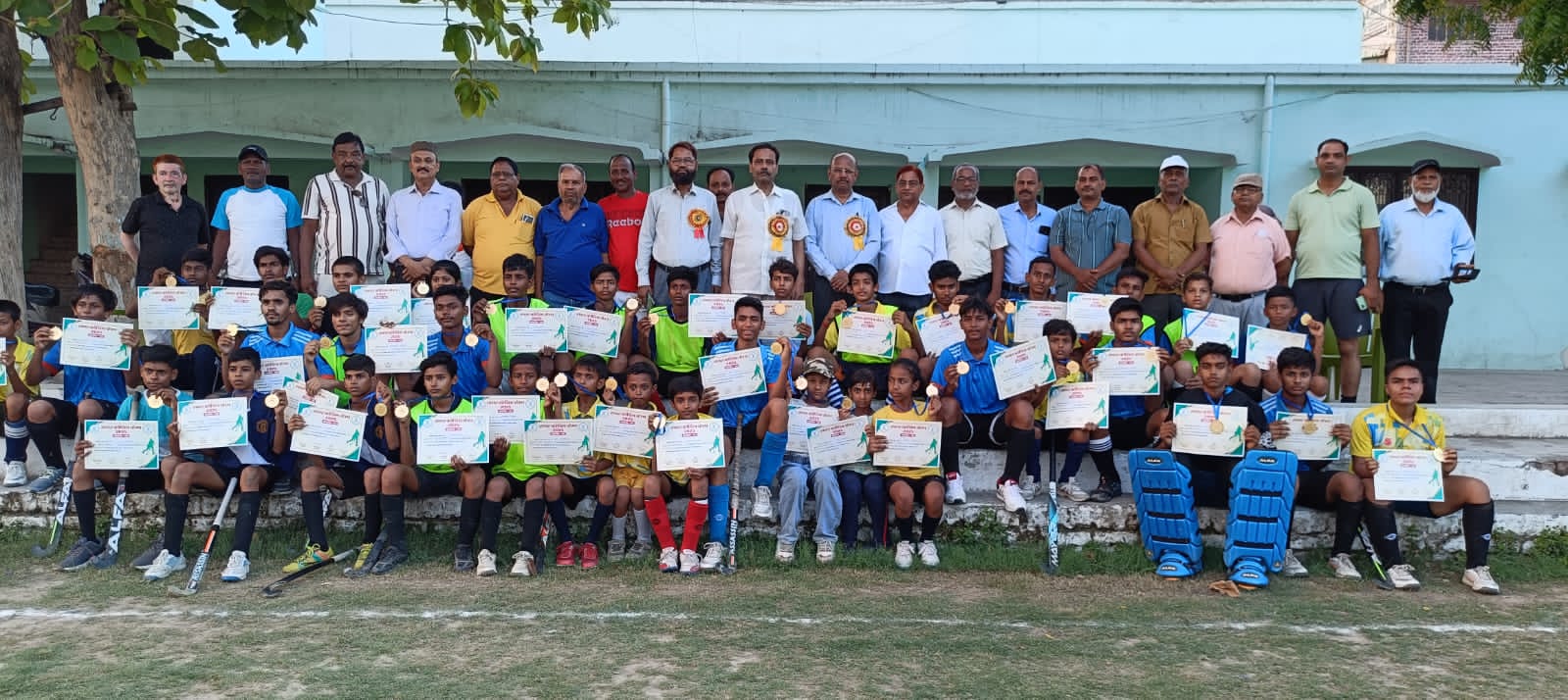 प्रतिभागी खिलाड़ियों को प्रबंधक ने प्रशस्ति पत्र व मेडल देकर किया सम्मानित* प्रतिभागी खिलाड़ियों को प्रबंधक ने प्रशस्ति पत्र व मेडल देकर किया सम्मानित*