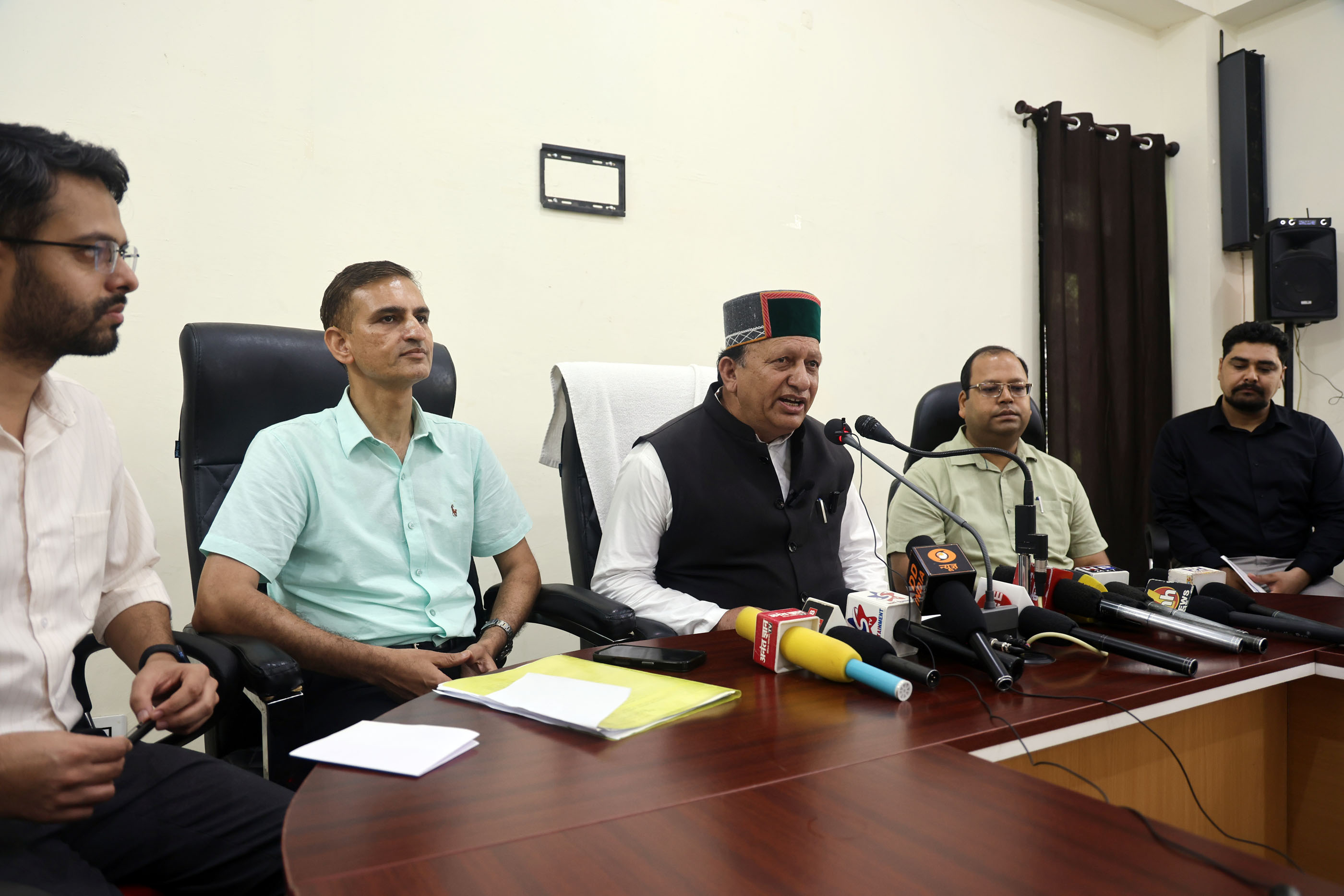 मंडी में पत्रकारों से बात करते हुए हिमाचल प्रदेश वन निगम के उपाध्यक्ष केहर सिंह खाची। मंडी में पत्रकारों से बात करते हुए हिमाचल प्रदेश वन निगम के उपाध्यक्ष केहर सिंह खाची।