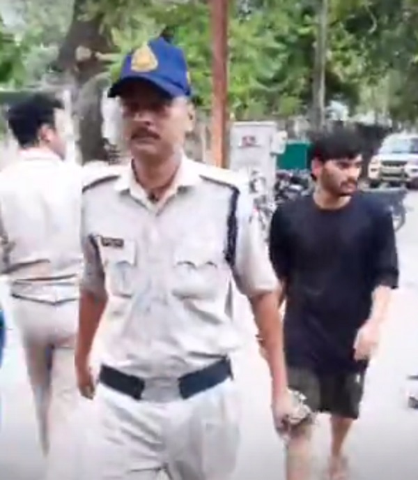 पत्नी की हत्या के बाद लॉकअप में रो रहा पति, बोला- सब कुछ शराब के नशे में हुआ पत्नी की हत्या के बाद लॉकअप में रो रहा पति, बोला- सब कुछ शराब के नशे में हुआ