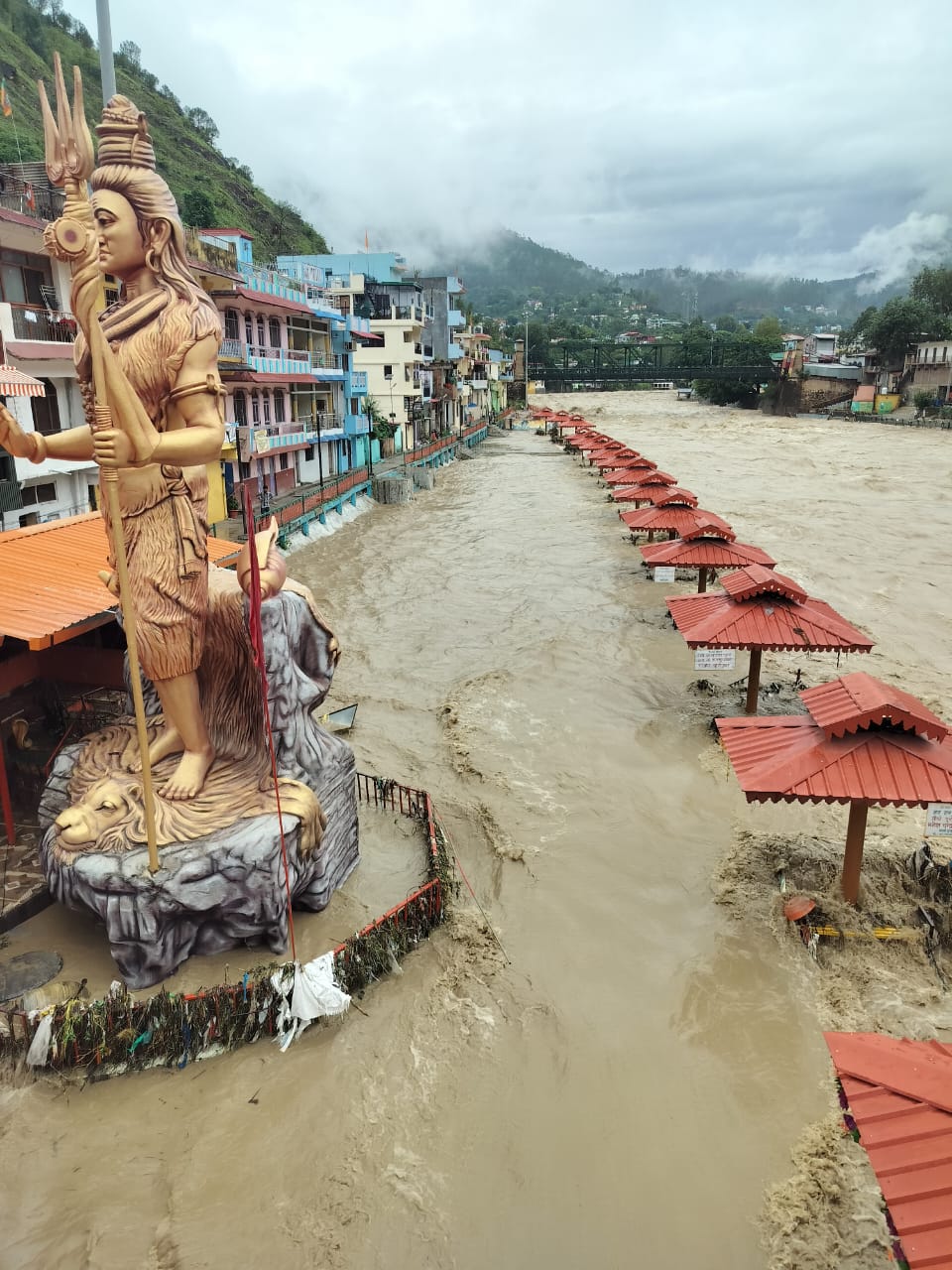 बागेश्वर में तेजी से बढ़ता सरयू नदी का जल स्तर। बागेश्वर में तेजी से बढ़ता सरयू नदी का जल स्तर।