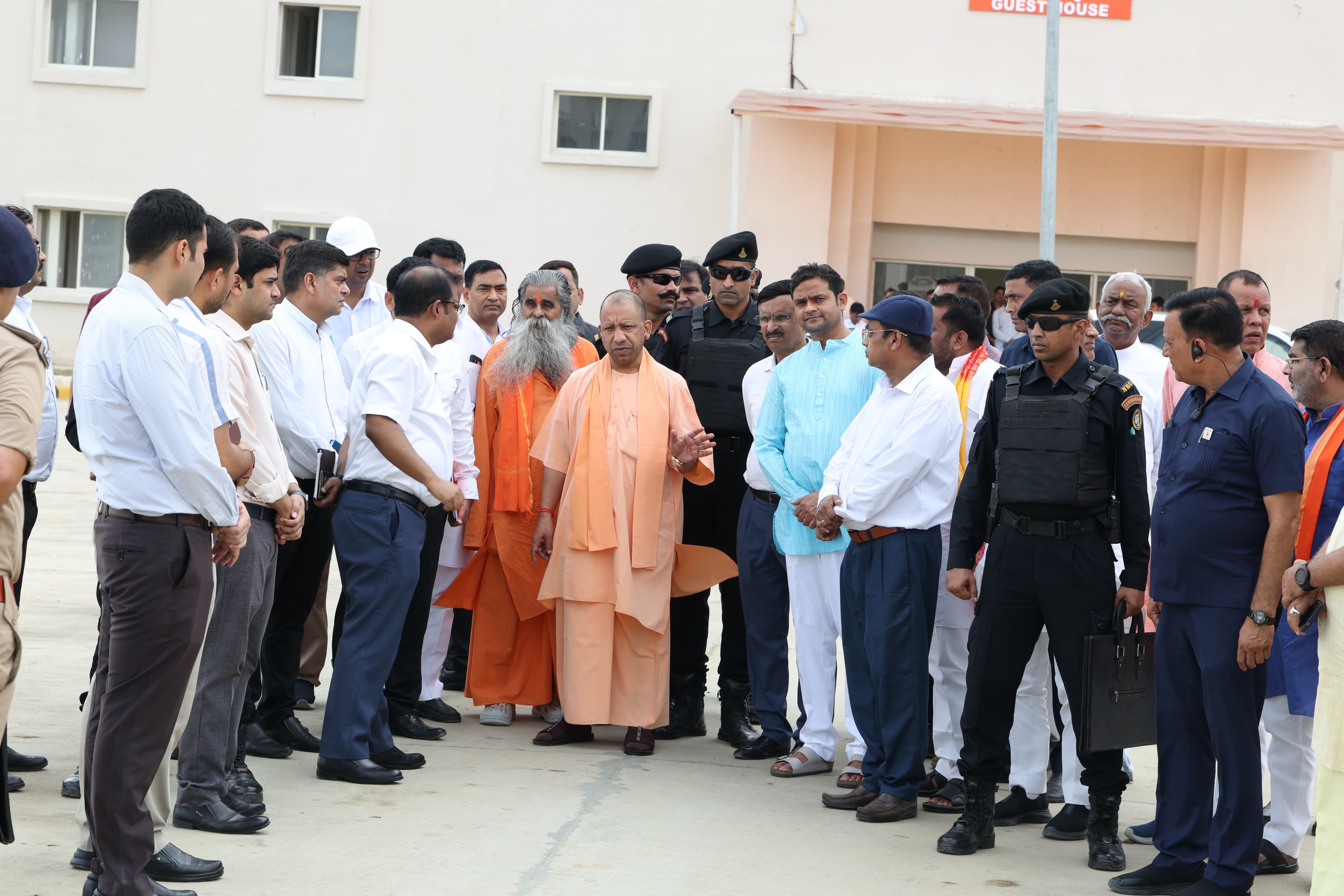 लगातार दूसरे दिन आयुष विश्वविद्यालय का भ्रमण-निरीक्षण किया मुख्यमंत्री ने*