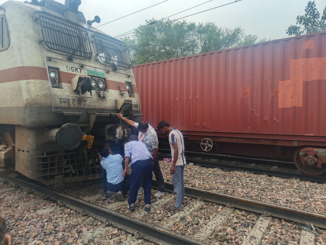 रेलवे स्टेशन पर रूकी ट्रेन। रेलवे स्टेशन पर रूकी ट्रेन।