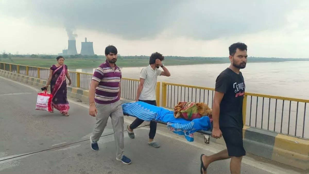 मां के शव को लेकर बेटों ने पैदल ही पार किया यमुना पुल मां के शव को लेकर बेटों ने पैदल ही पार किया यमुना पुल