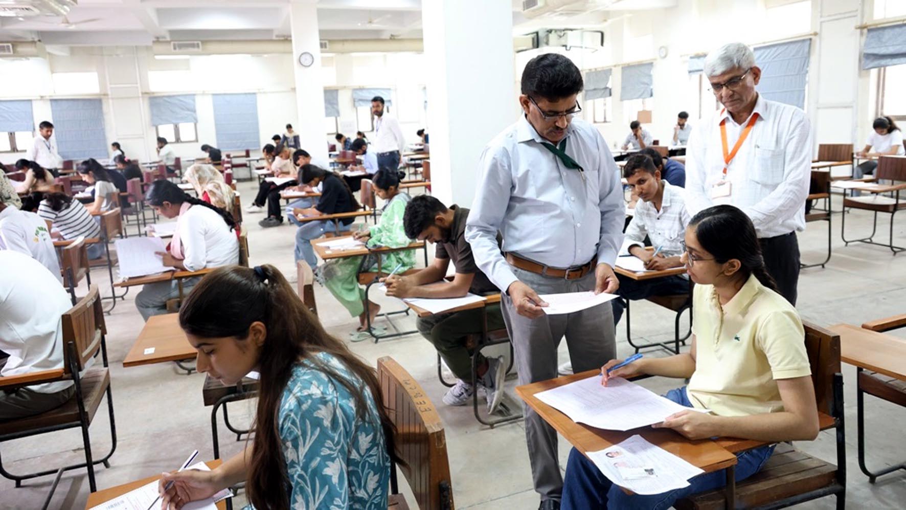 एचएयू के कुलसचिव परीक्षा केंद्र का निरीक्षण करते हुए। एचएयू के कुलसचिव परीक्षा केंद्र का निरीक्षण करते हुए।