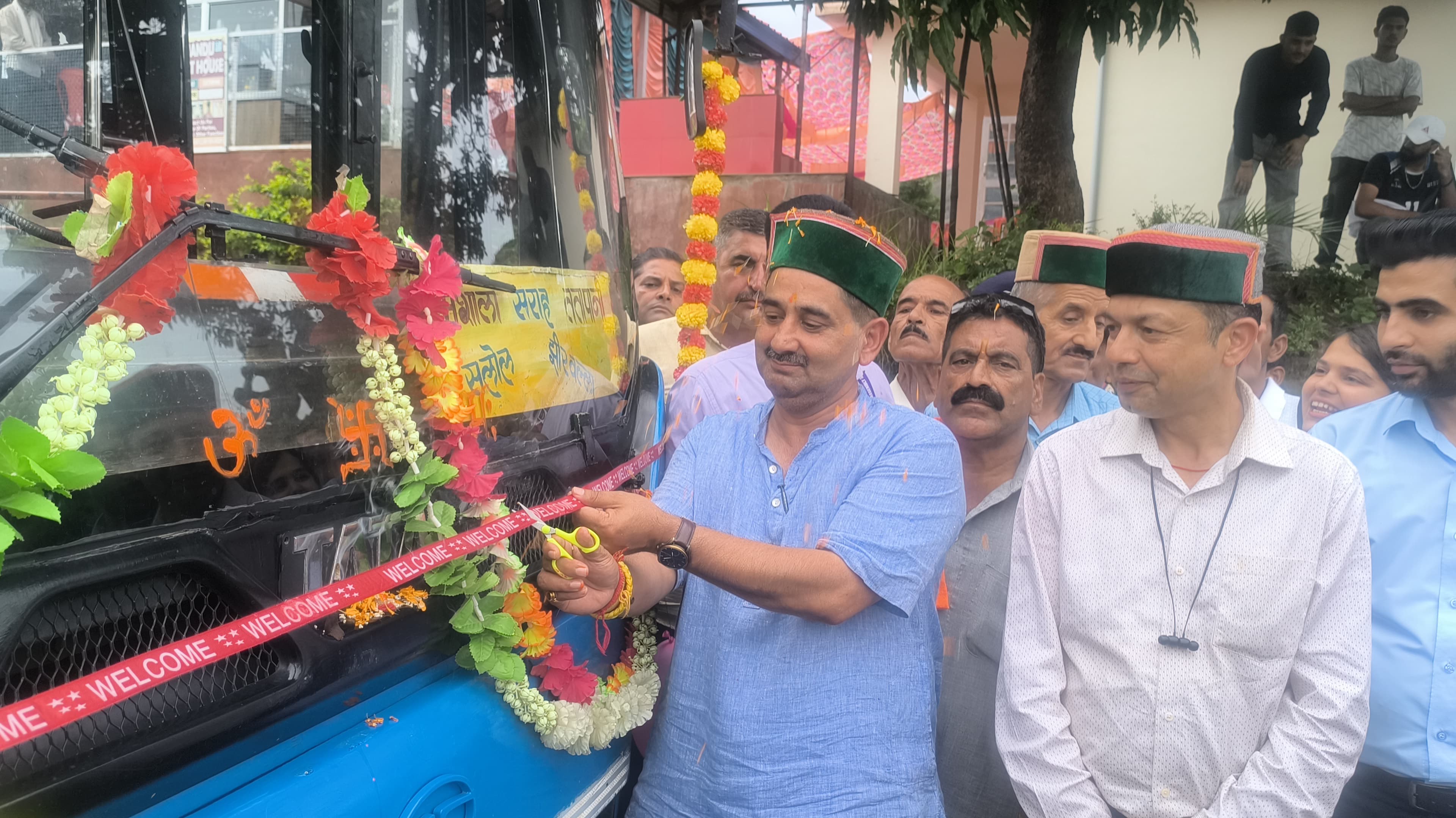 बस को हरी झंडी दिखाते हुए उपमुख्य सचेतक केकल पठानिया। बस को हरी झंडी दिखाते हुए उपमुख्य सचेतक केकल पठानिया।