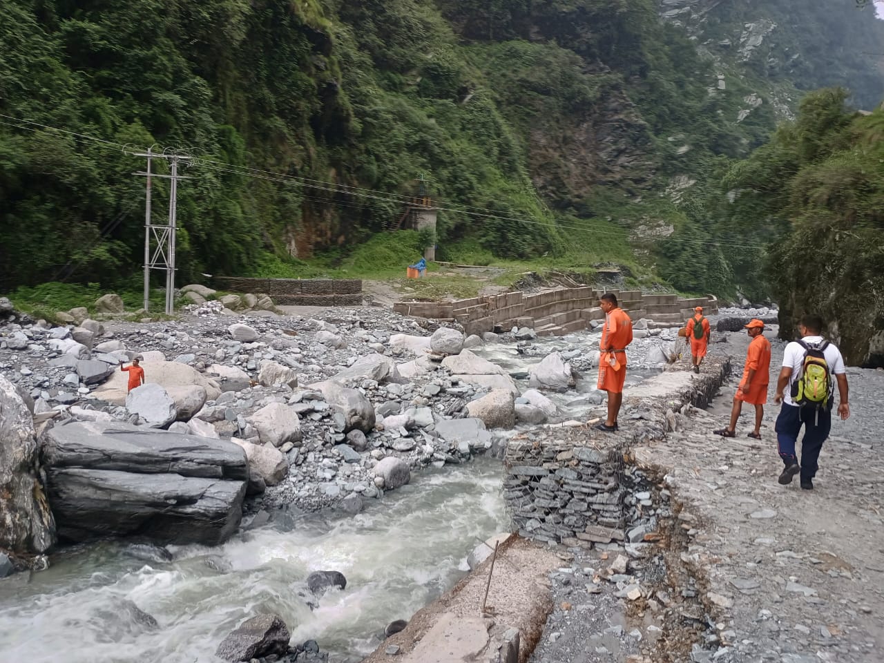 शवों की तलाश करते हुए राहत बचाव दल के सदस्य। शवों की तलाश करते हुए राहत बचाव दल के सदस्य।
