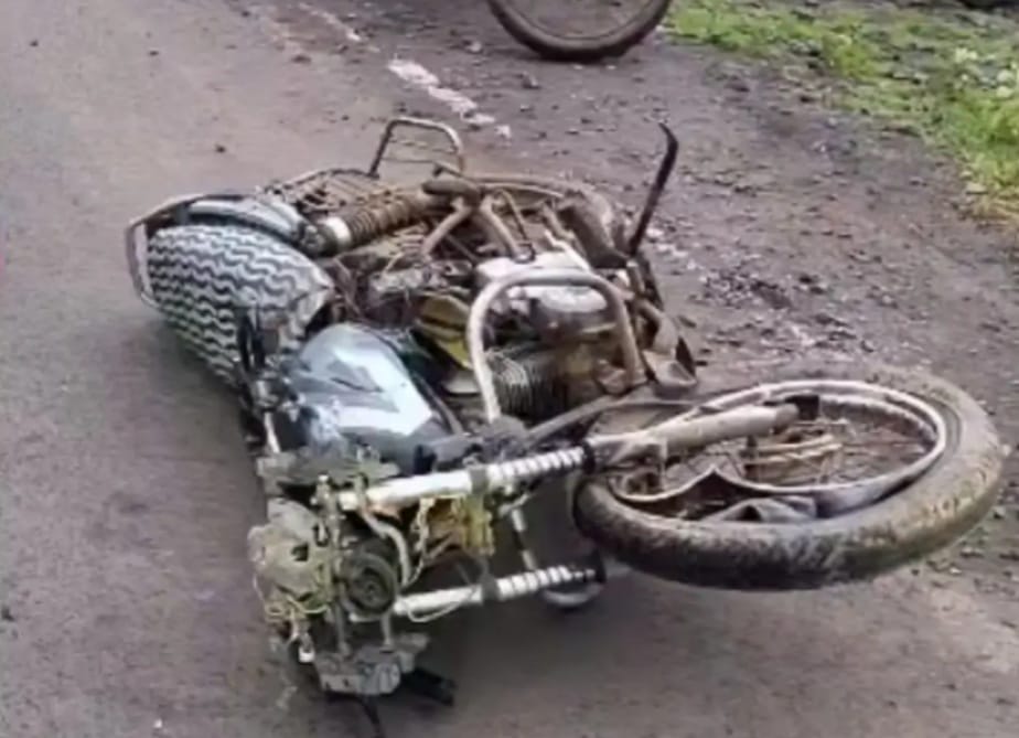 बाइक सवार एक युवक की मौत एक घायल बाइक सवार एक युवक की मौत एक घायल