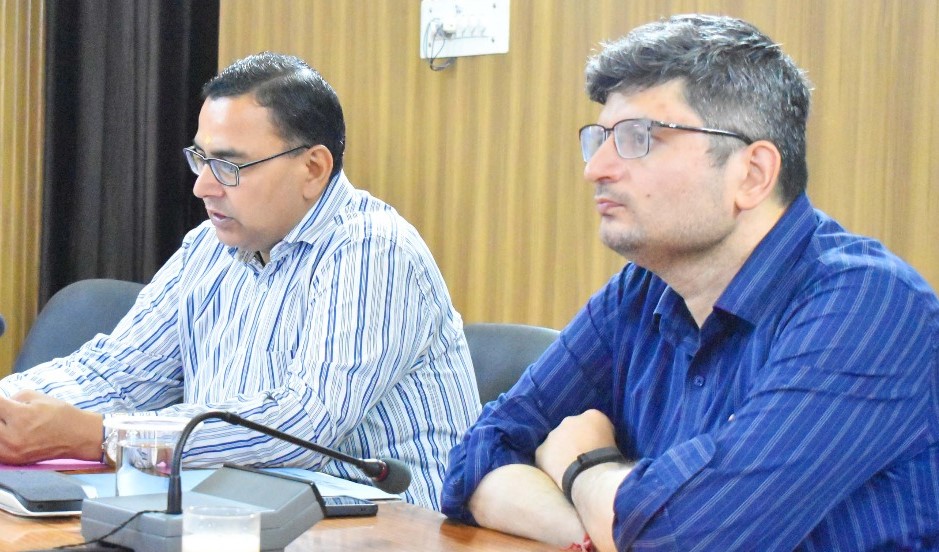 गोपेश्वर में त्रिस्तरीय पंचायत चुनाव की समीक्षा करते हुए डीईओ संदीप तिवारी। गोपेश्वर में त्रिस्तरीय पंचायत चुनाव की समीक्षा करते हुए डीईओ संदीप तिवारी।