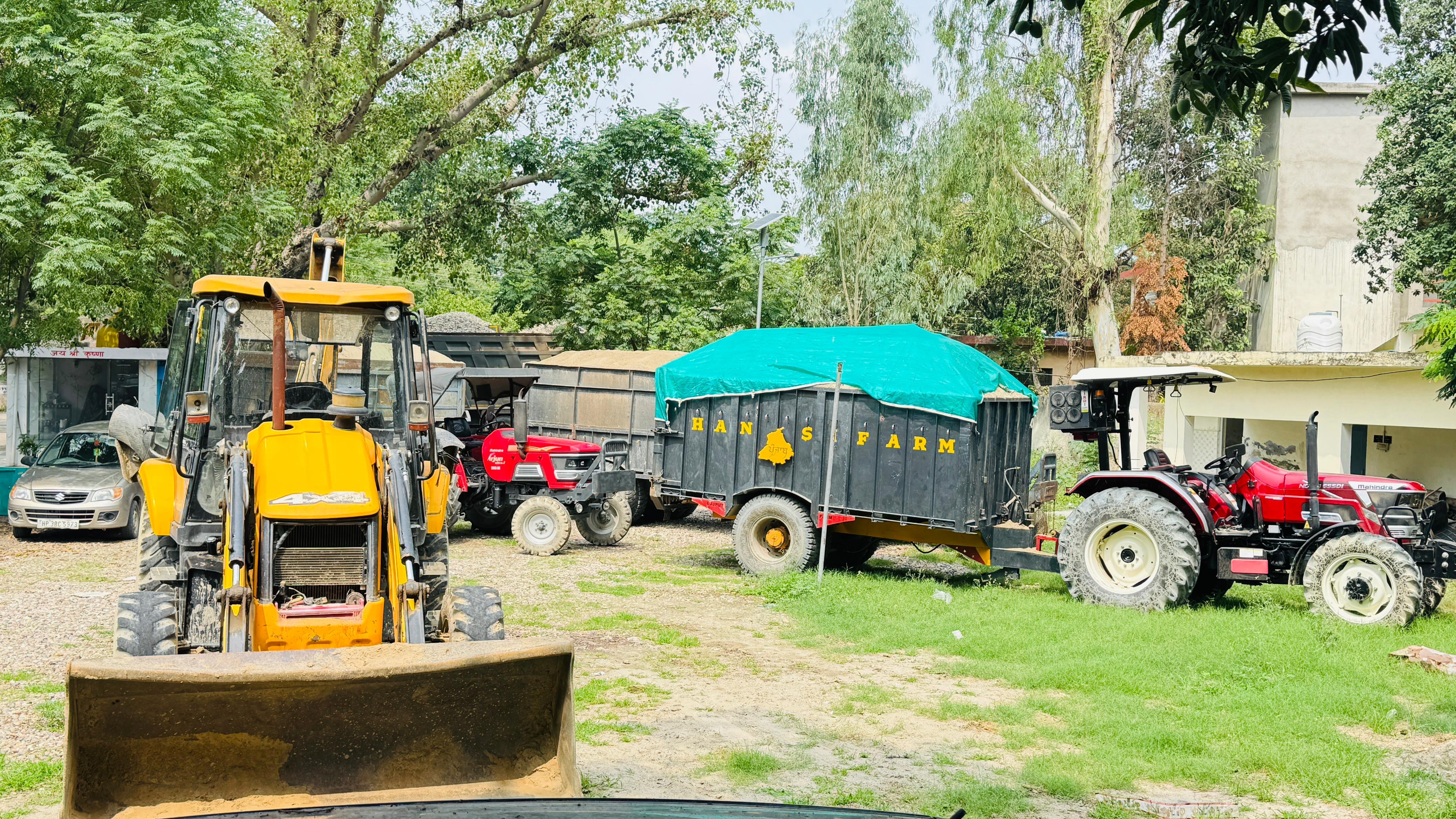 अवैध खनन के मामले में पकड़े गए जेसीबी। अवैध खनन के मामले में पकड़े गए जेसीबी।