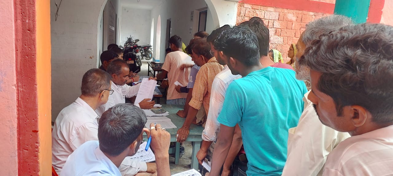 अररिया फोटो:मतदान के लिए कतारबद्ध मतदाता अररिया फोटो:मतदान के लिए कतारबद्ध मतदाता