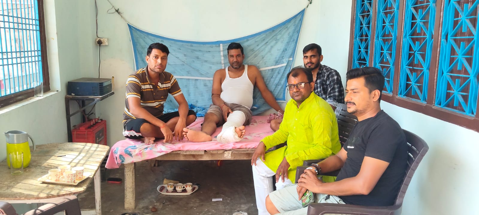 अररिया फोटो:पीड़ित परिजनों से मुलाकात करते सुबोध मोहन ठाकुर अररिया फोटो:पीड़ित परिजनों से मुलाकात करते सुबोध मोहन ठाकुर