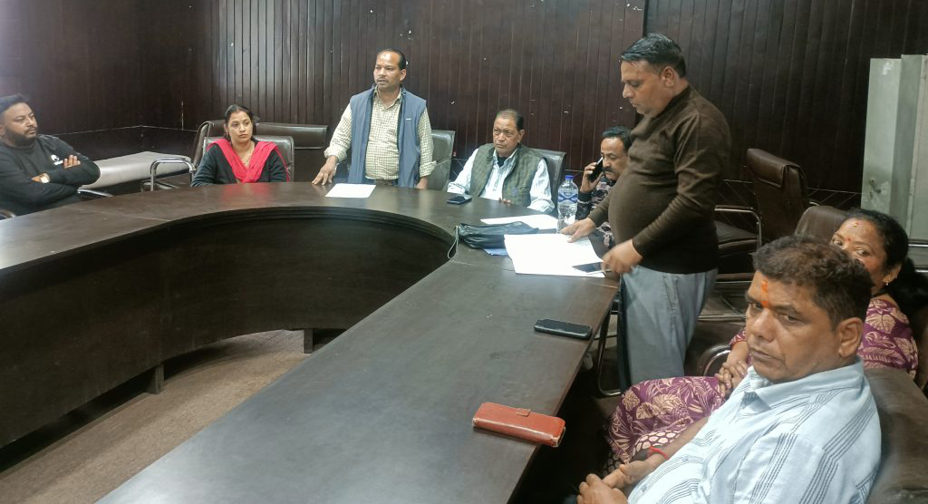 नगर पालिका के सभागार में बैठक करते आंदोलित पालिका कर्मी। नगर पालिका के सभागार में बैठक करते आंदोलित पालिका कर्मी।