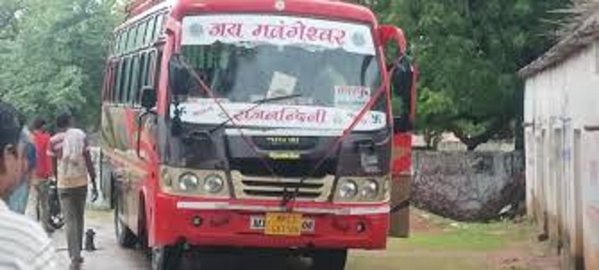 बस बेकाबू हाेकर दो मकानों में घुसी बस बेकाबू हाेकर दो मकानों में घुसी
