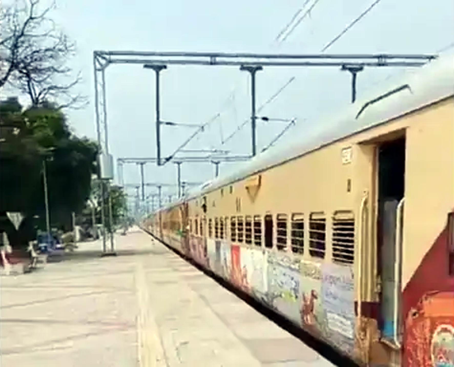 बरवाला रेलवे स्टेशन पर खड़ी रेलगाड़ी। बरवाला रेलवे स्टेशन पर खड़ी रेलगाड़ी।