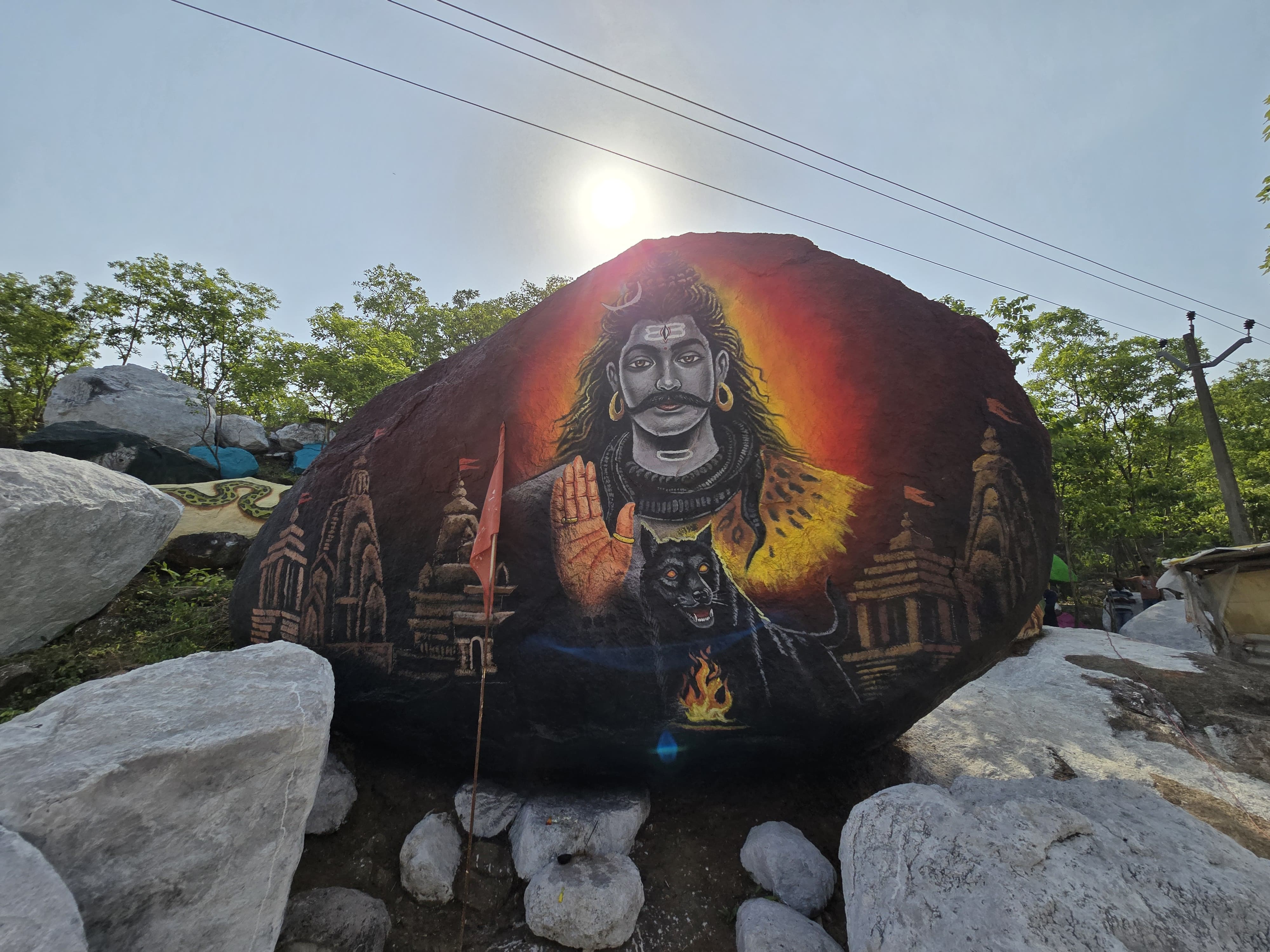 चट्टान पर बनाई गई भगवान शिव की मनमोहक चित्रकारी। चट्टान पर बनाई गई भगवान शिव की मनमोहक चित्रकारी।