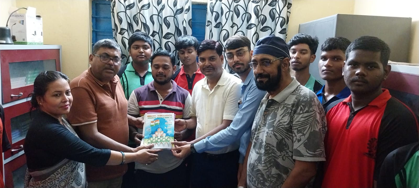 लाईब्रेरी को मदद करने के कार्यक्रम में इंटरैक्ट क्लब के सदस्य लाईब्रेरी को मदद करने के कार्यक्रम में इंटरैक्ट क्लब के सदस्य
