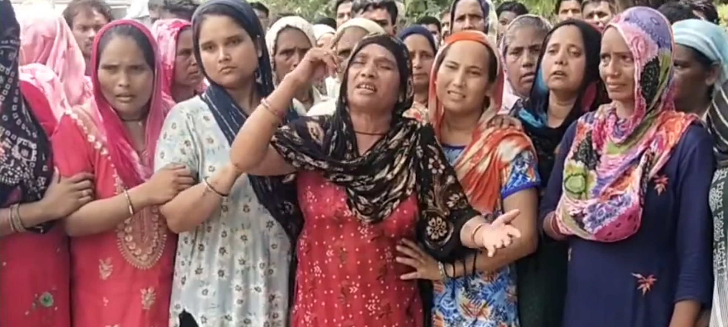 छात्र के हत्यारों की गिरफ्तारी को लेकर लघु सचिवालय के बाहर प्रदर्शन करते परिजन छात्र के हत्यारों की गिरफ्तारी को लेकर लघु सचिवालय के बाहर प्रदर्शन करते परिजन
