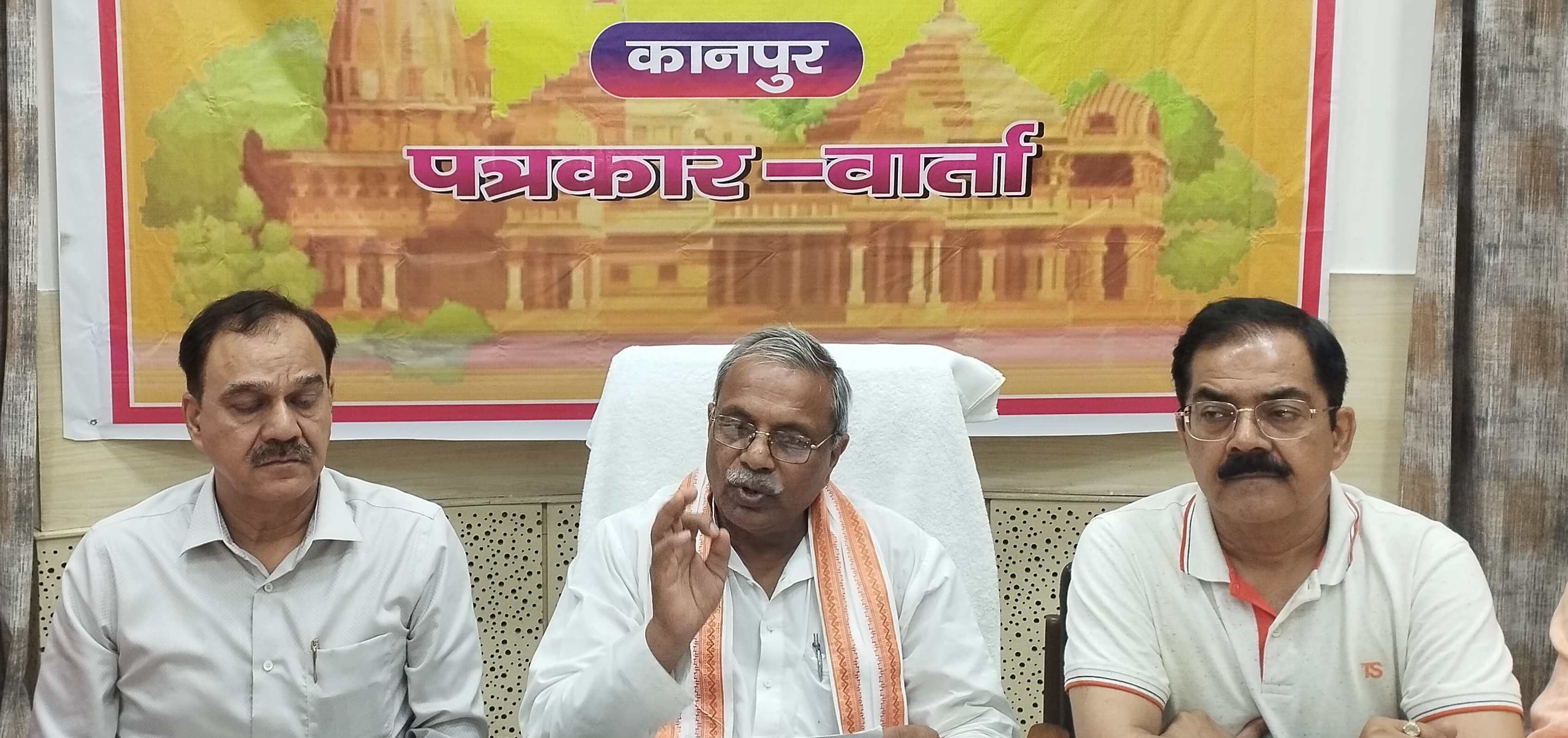 प्रेस वार्ता के दौरान लिया गया छाया चित्र प्रेस वार्ता के दौरान लिया गया छाया चित्र