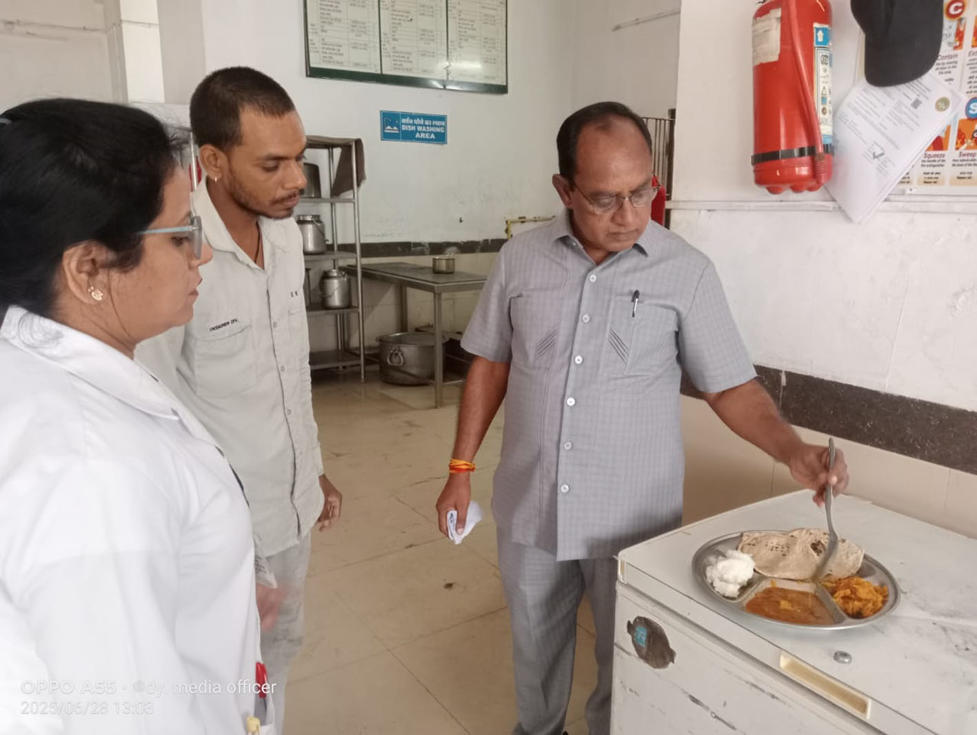 सीएमएचओ ने किया जिला चिकित्सालय की भोजन शाला का निरीक्षण सीएमएचओ ने किया जिला चिकित्सालय की भोजन शाला का निरीक्षण