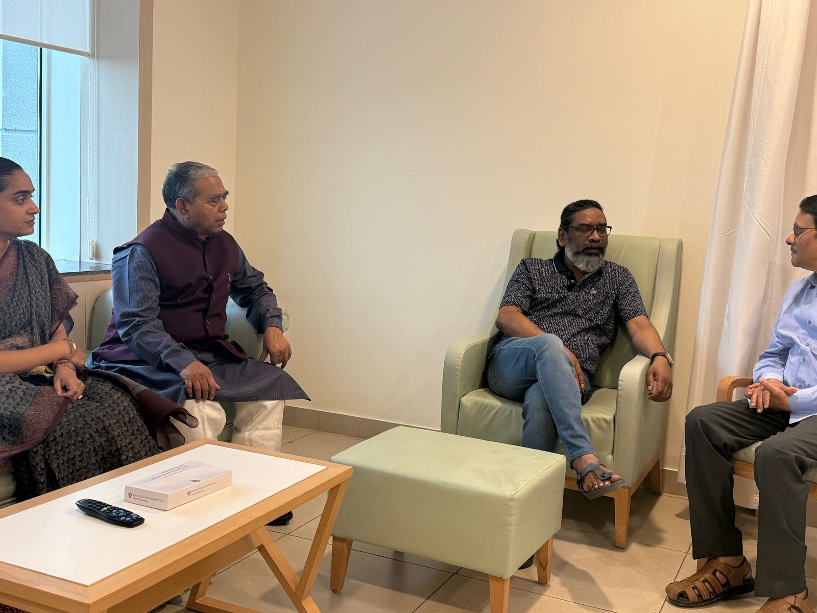 अस्पताल में हेमंत सोरेन के साथ के राजू और कमलेश अस्पताल में हेमंत सोरेन के साथ के राजू और कमलेश