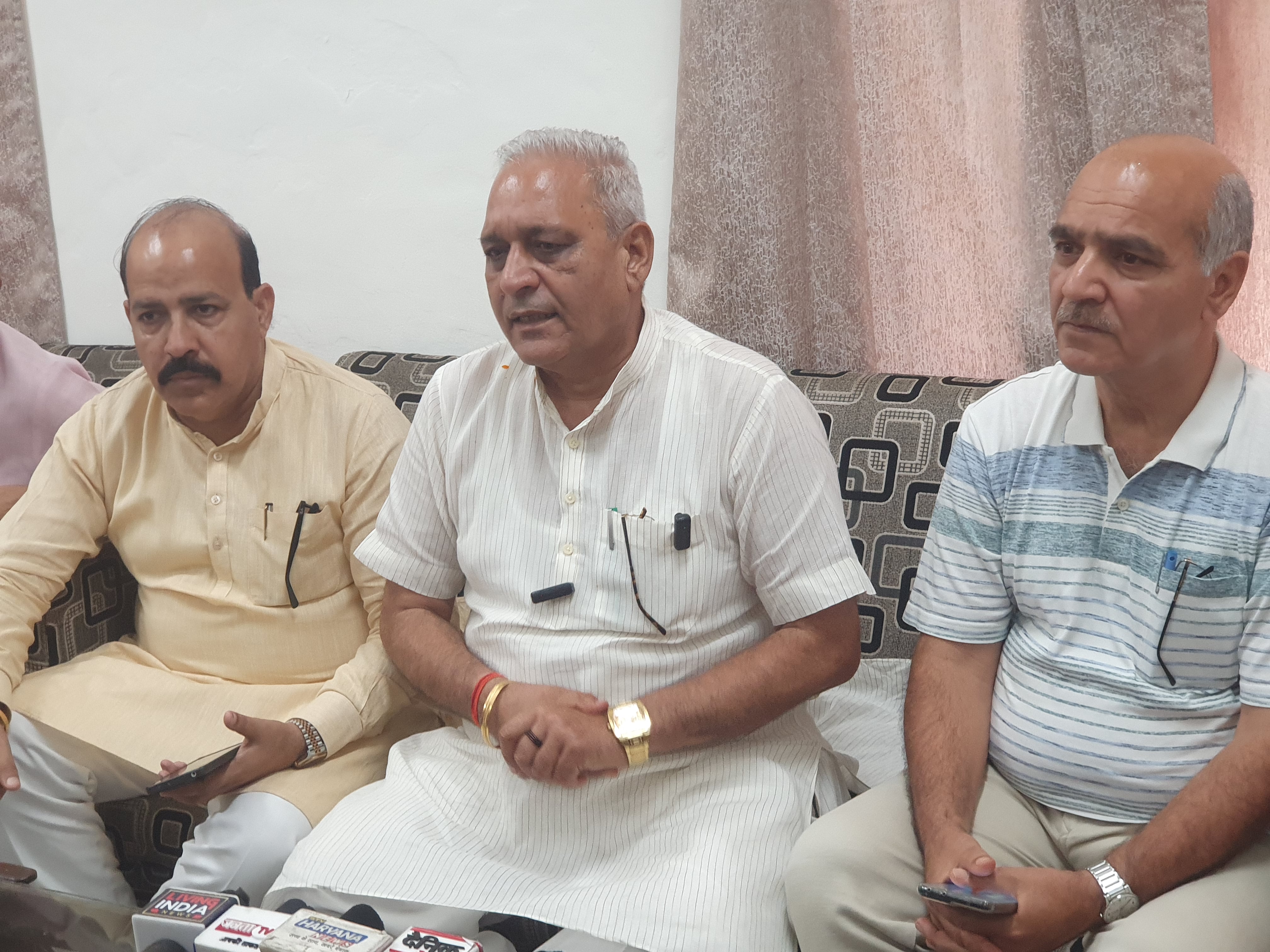 पत्रकारों से बातचीत करते मंत्री रणबीर गंगवा पत्रकारों से बातचीत करते मंत्री रणबीर गंगवा