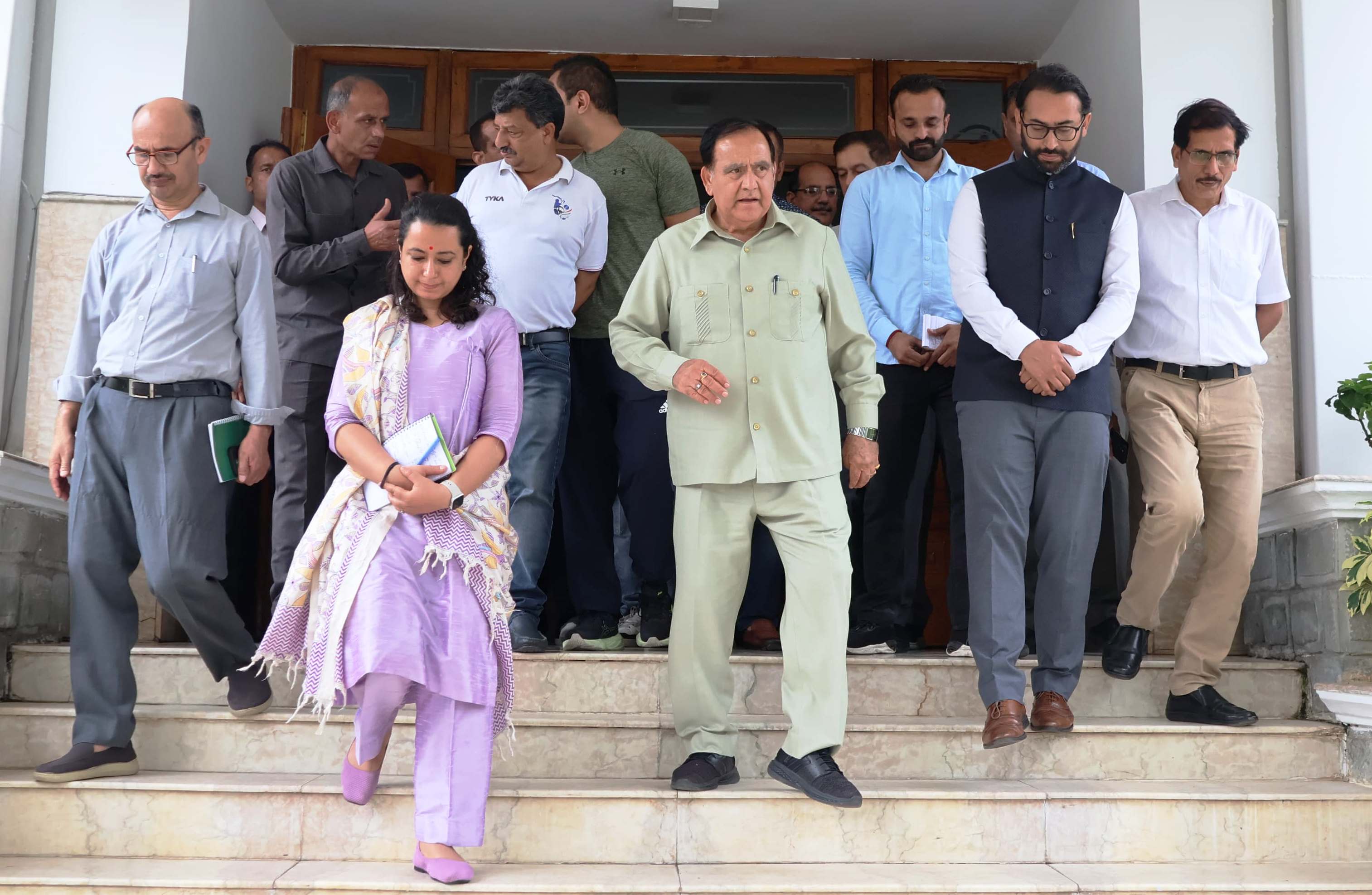 विधानसभा अध्यक्ष तपोवन विधानसभा परिसर में अधिकारियों के साथ तैयारियों का जायजा लेते हुए। विधानसभा अध्यक्ष तपोवन विधानसभा परिसर में अधिकारियों के साथ तैयारियों का जायजा लेते हुए।