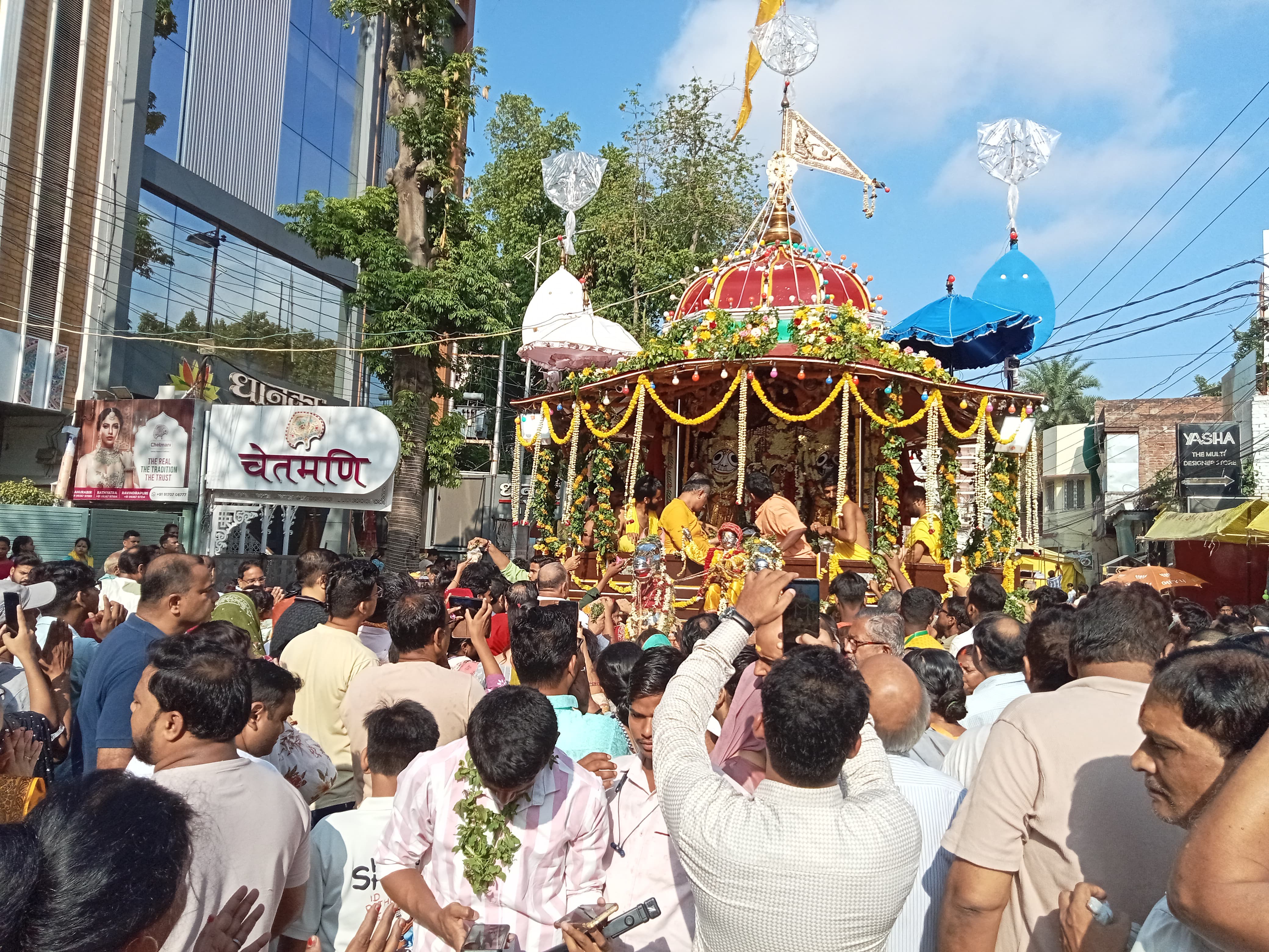 मेला क्षेत्र में श्रद्धालु मेला क्षेत्र में श्रद्धालु