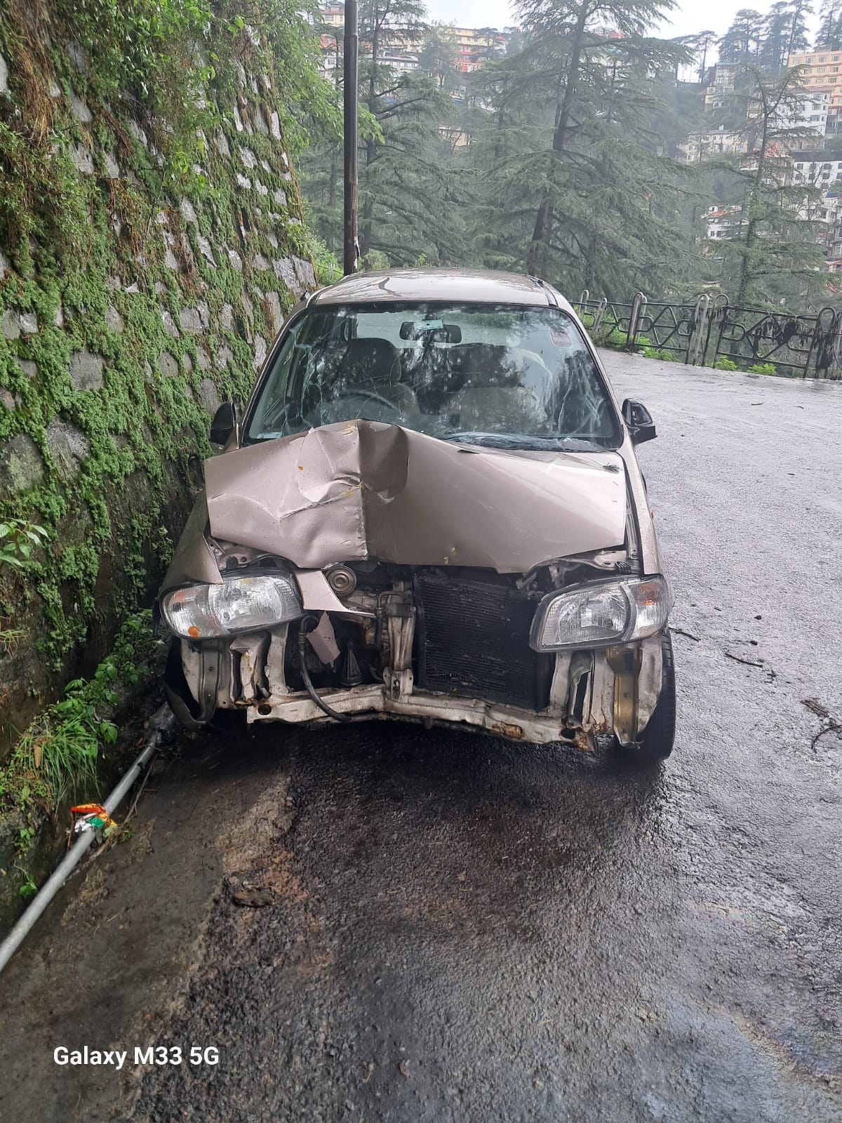 क्षतिग्रस्त हुई कार