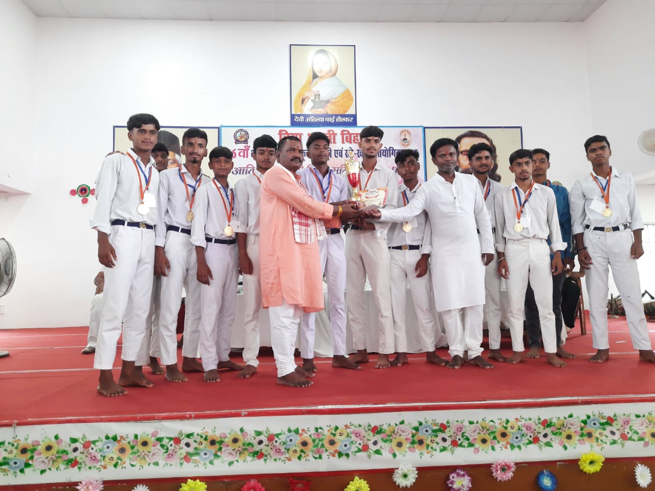 प्रतिभागियों को पुरस्कृत करते अतिथि प्रतिभागियों को पुरस्कृत करते अतिथि