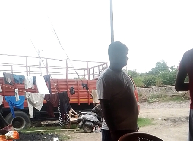 रेलवे लाइन के किनारे खड़ी ट्रक और सूखते कपड़े (वीडियो से ली गयी फोटो) रेलवे लाइन के किनारे खड़ी ट्रक और सूखते कपड़े (वीडियो से ली गयी फोटो)