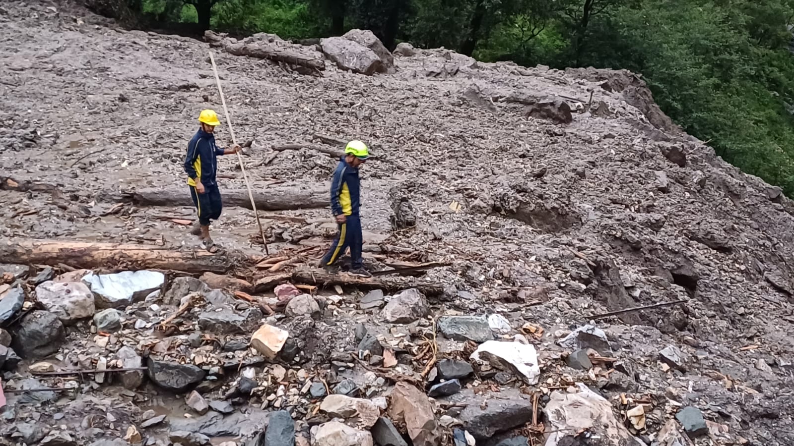 यमुनोत्री हाईवे पर सिलाई बैंड के पास फटा बादल, 10–12 मजदूर लापता।। यमुनोत्री हाईवे पर सिलाई बैंड के पास फटा बादल, 10–12 मजदूर लापता।।