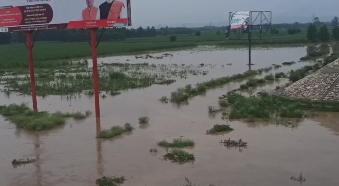 लक्सर में बढ़ते जलस्तर का दृश्य, सोलानी नदी की उफान से खेतों में भर चुका है पानी। ग्रामीण क्षेत्रों में बाढ़ की आशंका गहराई