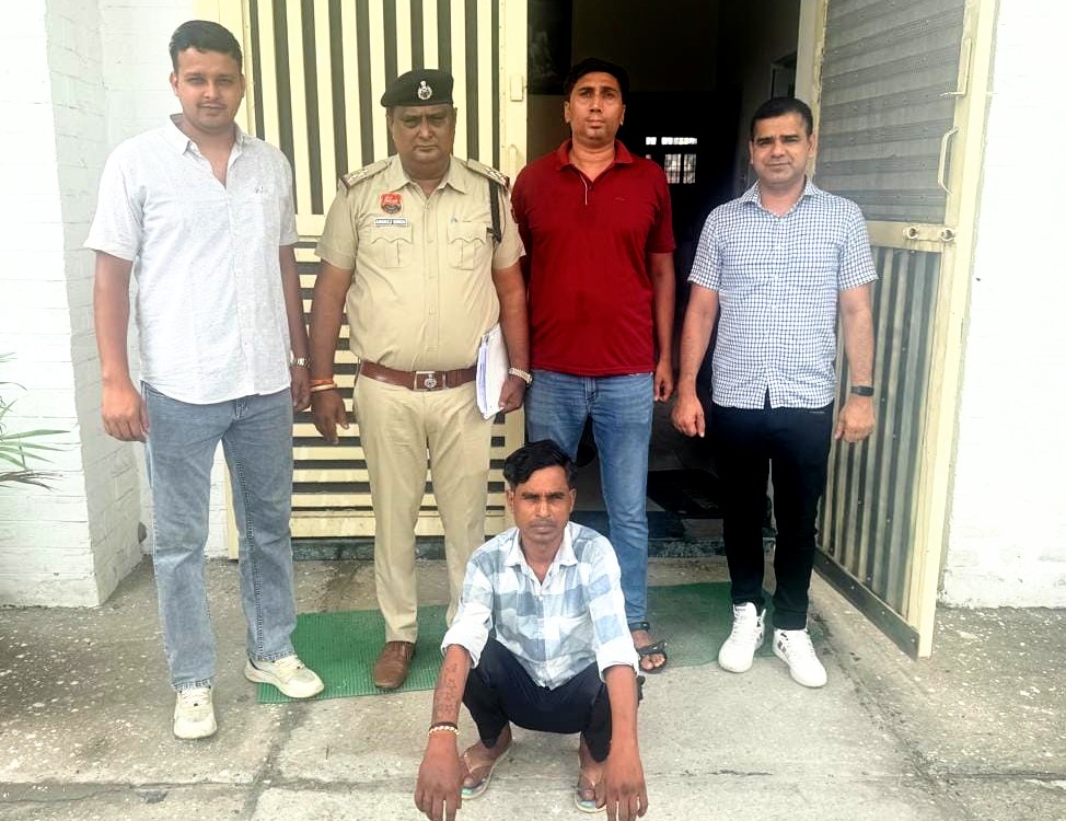 पुलिस गिरफ्त में हत्यारोपी पुलिस गिरफ्त में हत्यारोपी