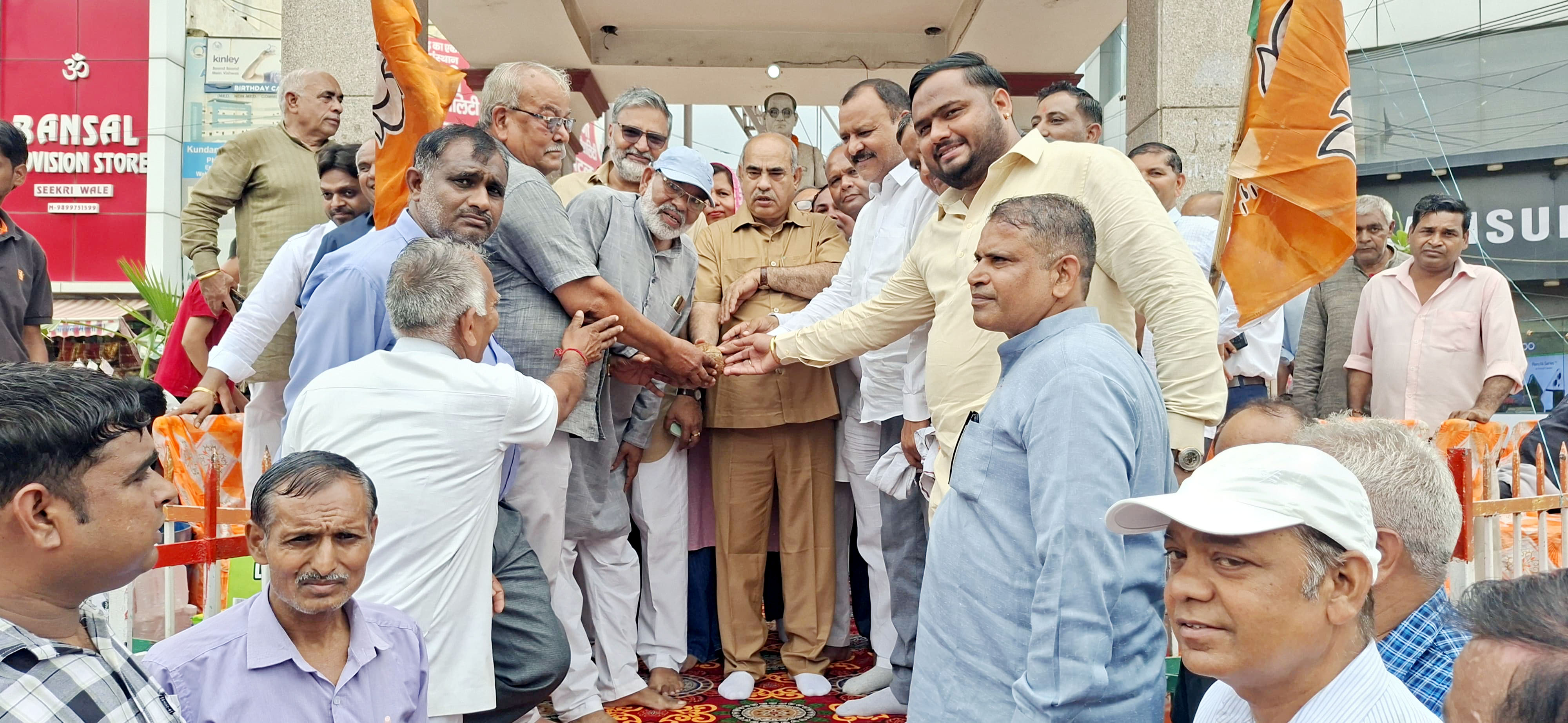 अंबेडकर चौराहे के सौंदर्यीकरण कार्य का शिलान्यास करते विधायक मूलचंद शर्मा अंबेडकर चौराहे के सौंदर्यीकरण कार्य का शिलान्यास करते विधायक मूलचंद शर्मा
