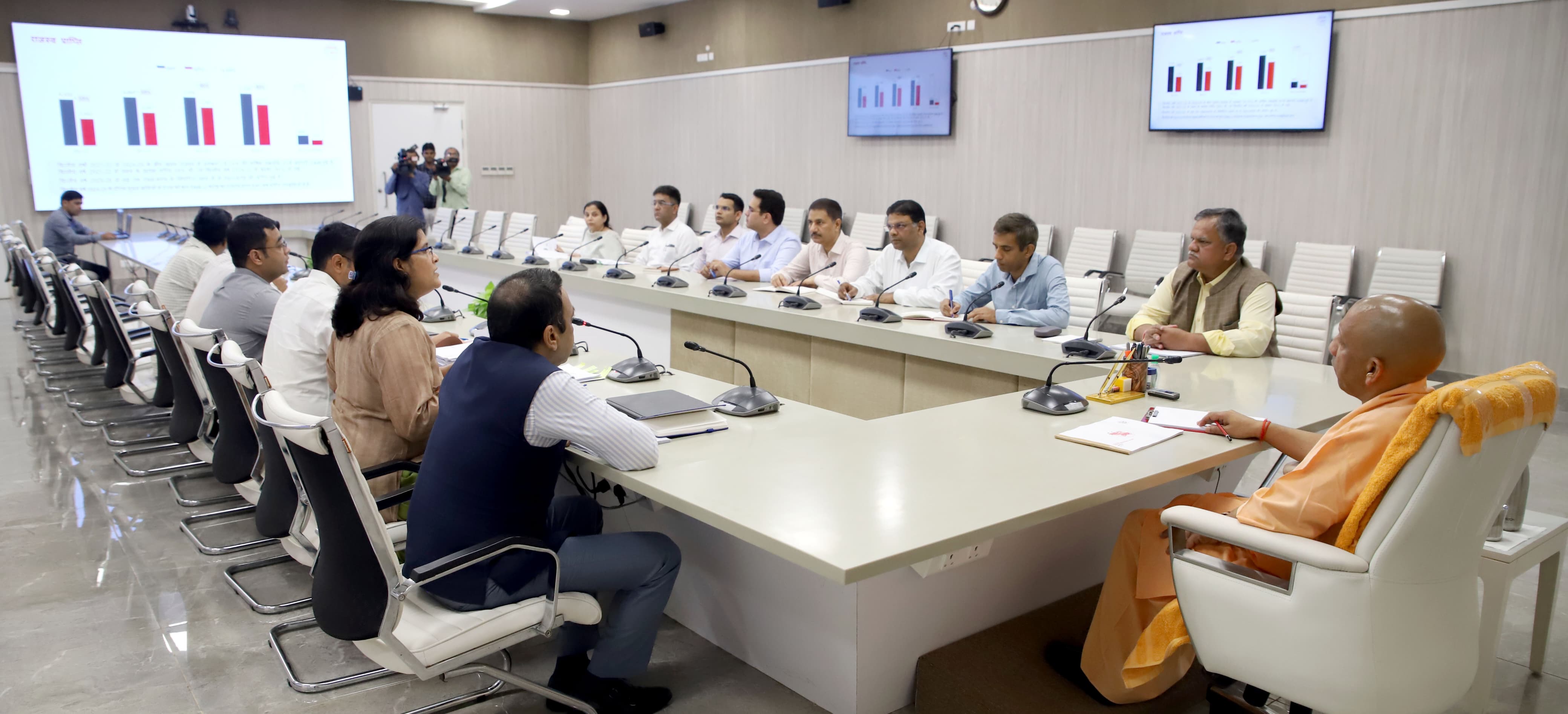 बैठक करते सीएम योगी बैठक करते सीएम योगी