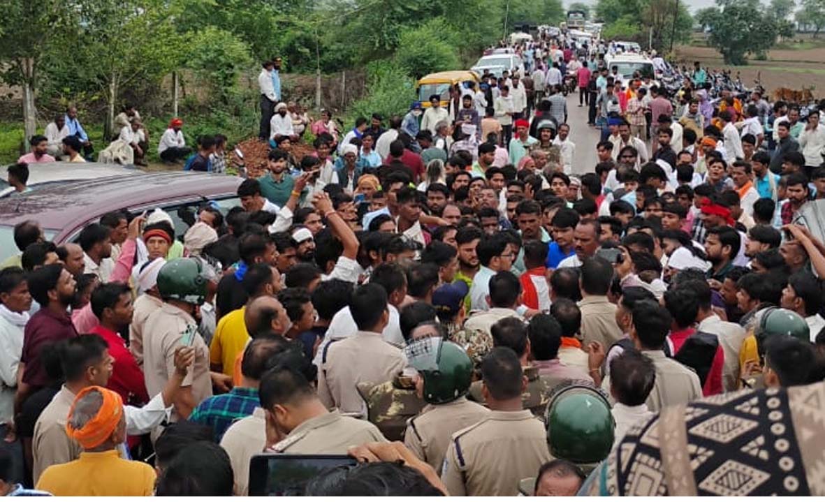 शिक्षक की हत्या मामले में ११ आरोपी गिरफ्तार, आठ अब भी फरार शिक्षक की हत्या मामले में ११ आरोपी गिरफ्तार, आठ अब भी फरार