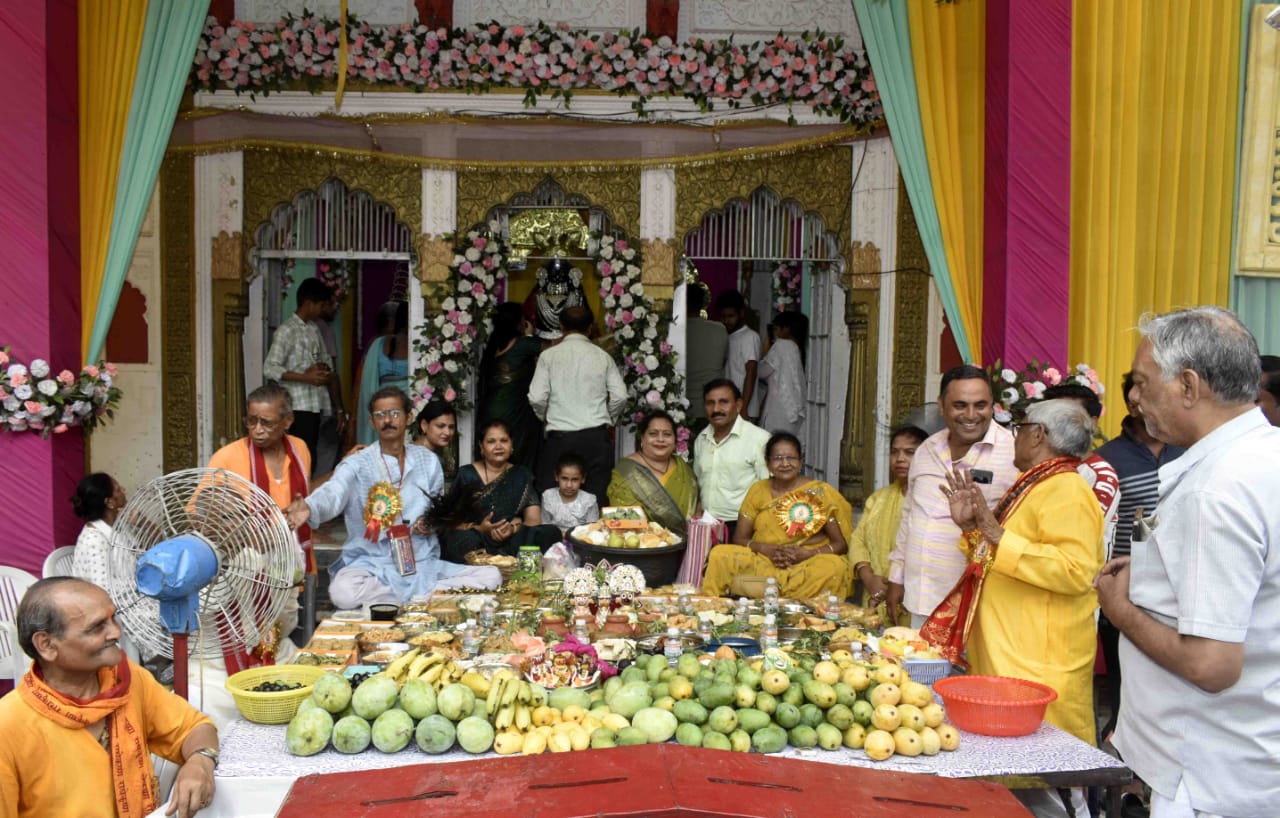 भगवान श्री जगन्नाथ जी रथ यात्रा के बाद प्रसाद ग्रहण कार्यक्रम का छाया चित्र भगवान श्री जगन्नाथ जी रथ यात्रा के बाद प्रसाद ग्रहण कार्यक्रम का छाया चित्र