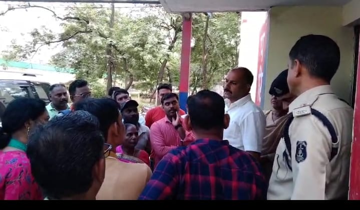 कोरबा : कुसमुंडा में 8 साल के बच्चे की मौत: परिजनों और स्थानीय लोगों ने पुलिस कार्रवाई में देरी को लेकर किया विरोध कोरबा : कुसमुंडा में 8 साल के बच्चे की मौत: परिजनों और स्थानीय लोगों ने पुलिस कार्रवाई में देरी को लेकर किया विरोध