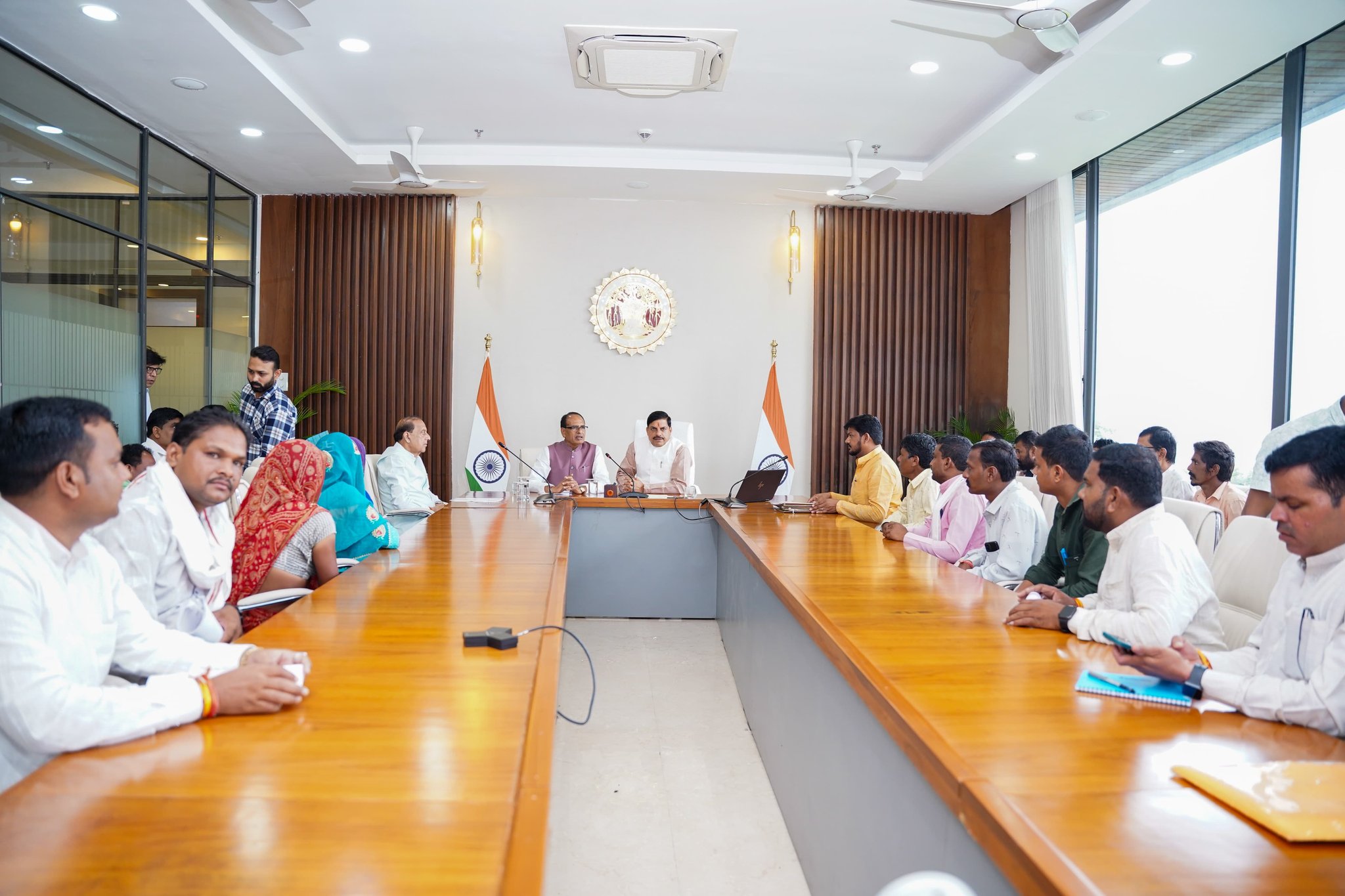 केन्द्रीय मंत्री शिवराज के साथ मुख्यमंत्री निवास पहुंचे इछावर-खातेगांव क्षेत्र के प्रभावित केन्द्रीय मंत्री शिवराज के साथ मुख्यमंत्री निवास पहुंचे इछावर-खातेगांव क्षेत्र के प्रभावित