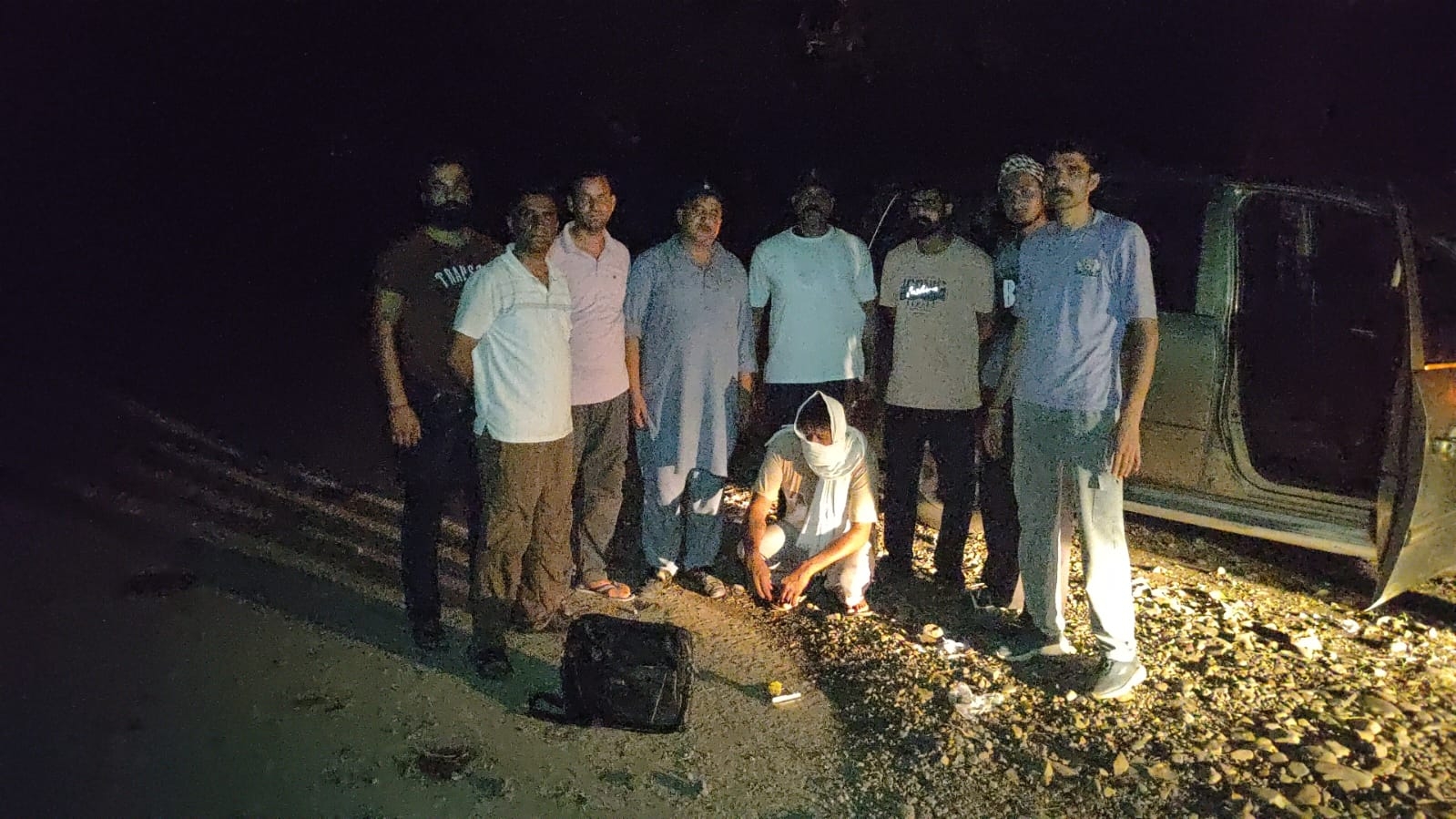 अफीम के साथ पकड़ा गया आरोपी पुलिस टीम के साथ। अफीम के साथ पकड़ा गया आरोपी पुलिस टीम के साथ।