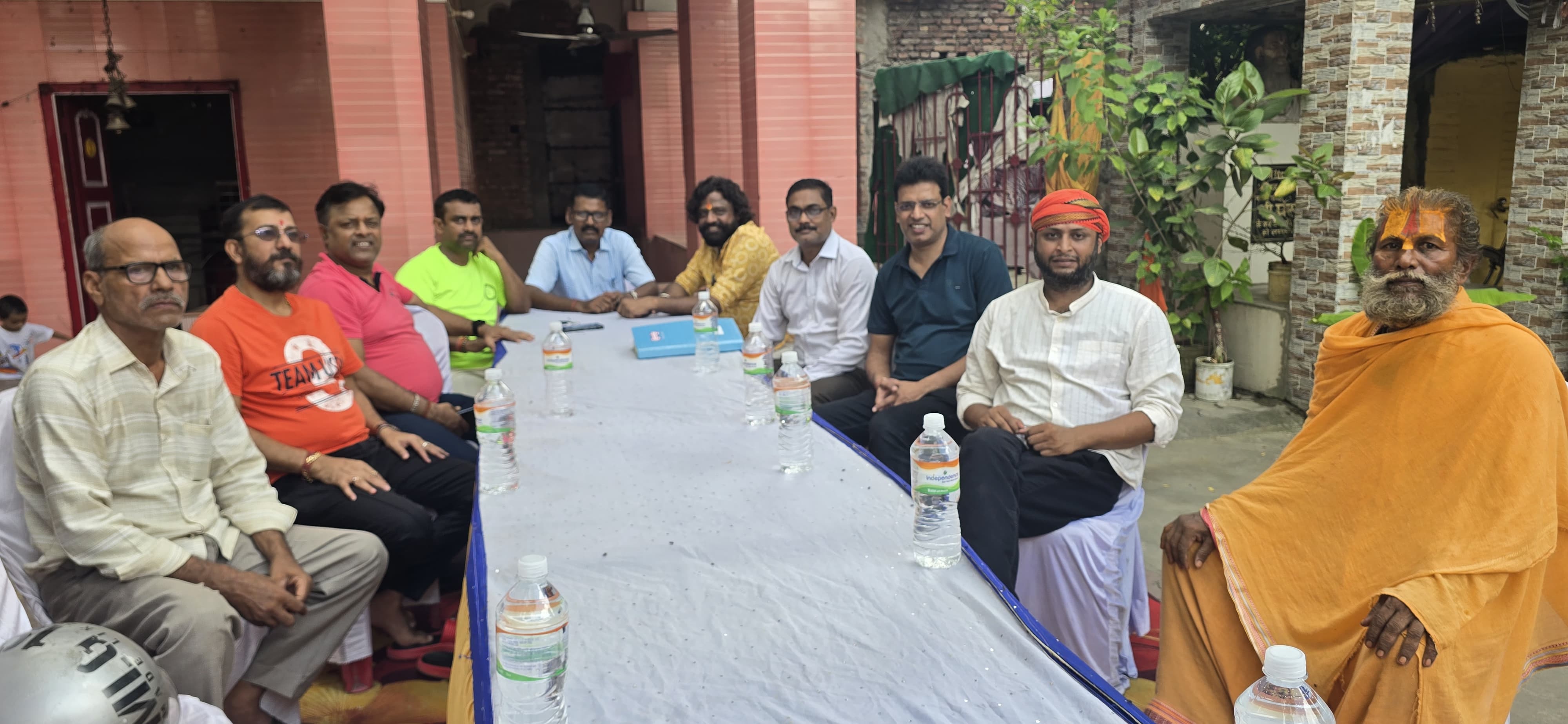 मंदिर में बैठक मंदिर में बैठक