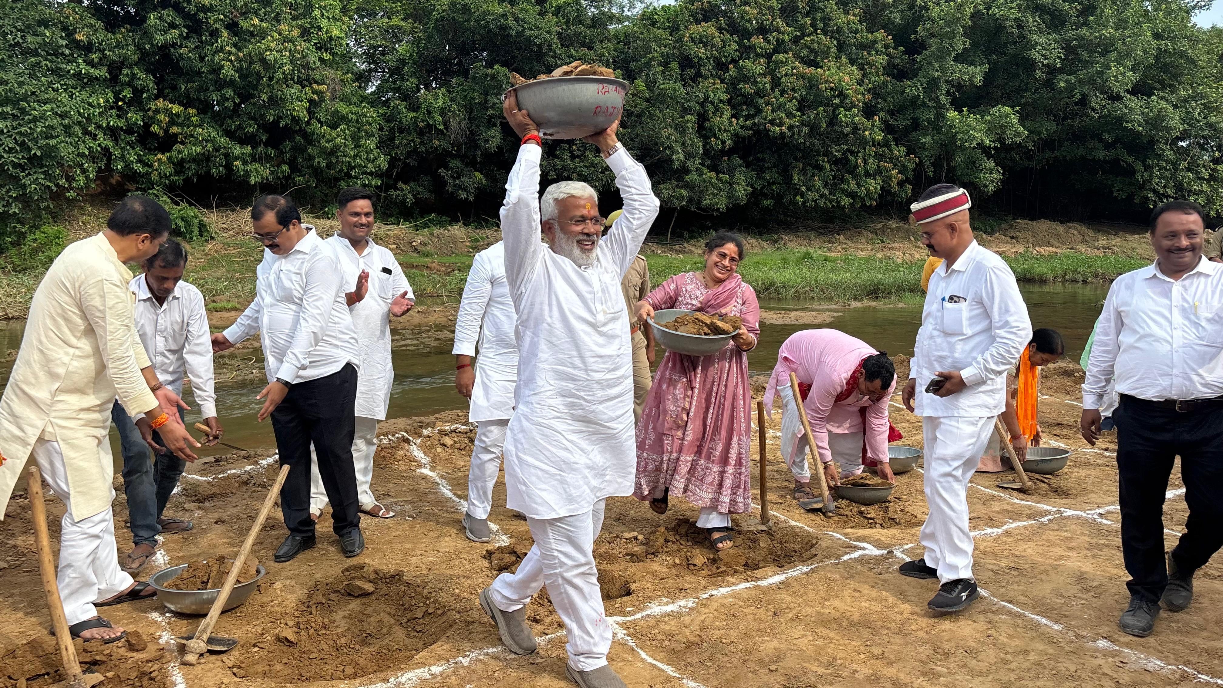 स्नान घाट पर खुदाई कर श्रमदान करते मंत्री, विधायक, जनप्रतिनिधि व डीएम। स्नान घाट पर खुदाई कर श्रमदान करते मंत्री, विधायक, जनप्रतिनिधि व डीएम।